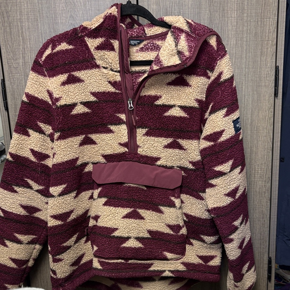 NORTH FACE Fleece Pullover in Burgundy and Cream